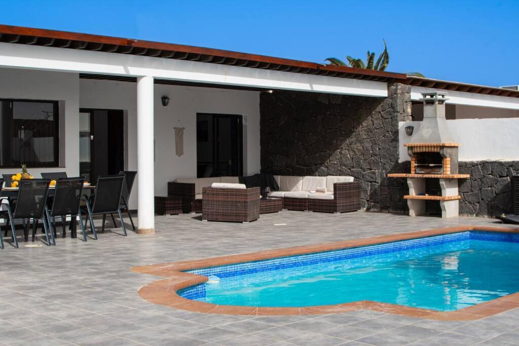 Casa Marlay Spacious, Heated Pool, Bbq & Fast Wi-Fi Only 15 Minutes Walk To Town プラヤ・ブランカ エクステリア 写真