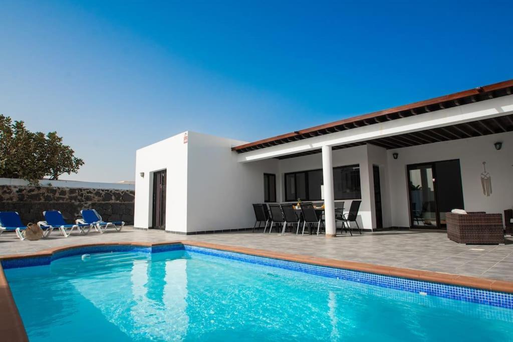 Casa Marlay Spacious, Heated Pool, Bbq & Fast Wi-Fi Only 15 Minutes Walk To Town プラヤ・ブランカ エクステリア 写真