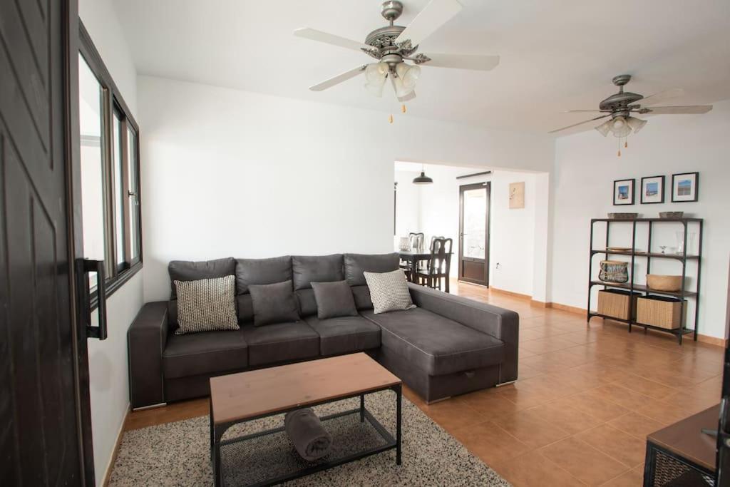 Casa Marlay Spacious, Heated Pool, Bbq & Fast Wi-Fi Only 15 Minutes Walk To Town プラヤ・ブランカ エクステリア 写真