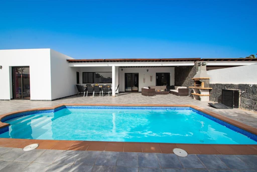 Casa Marlay Spacious, Heated Pool, Bbq & Fast Wi-Fi Only 15 Minutes Walk To Town プラヤ・ブランカ エクステリア 写真